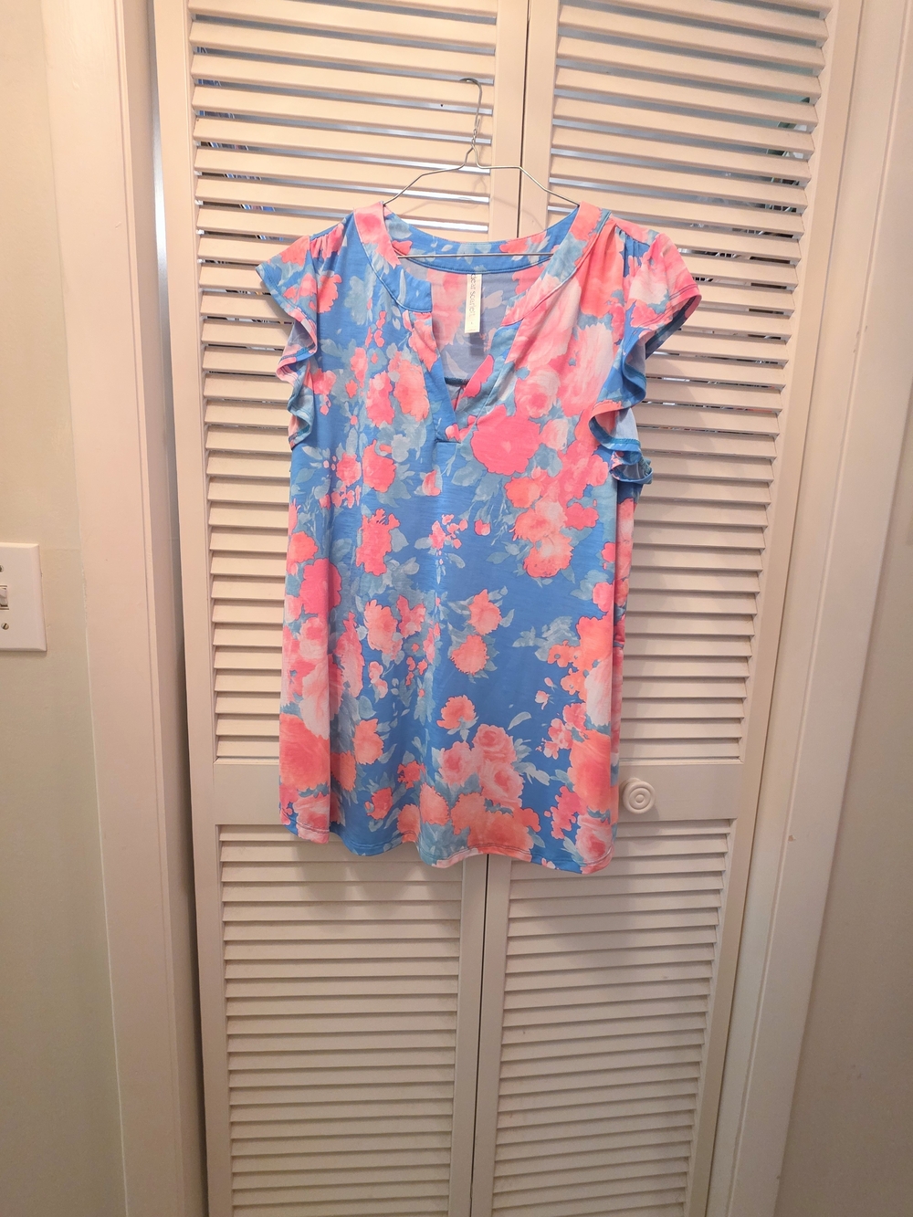 Floral V-Neck Flutter Sleeve Tunic in Blue & Pink L